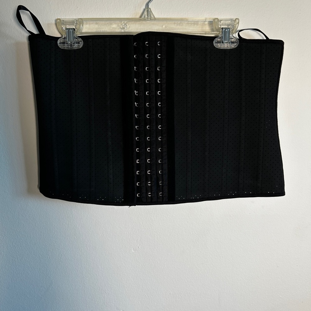 ADJUSTABLE BLACK WAIST TRAINER N W/O TAG